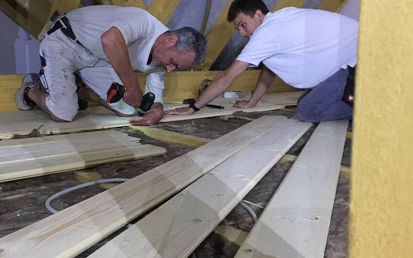 In Eingenleistung wird der Dachboden mit Planken begehbar gemacht.