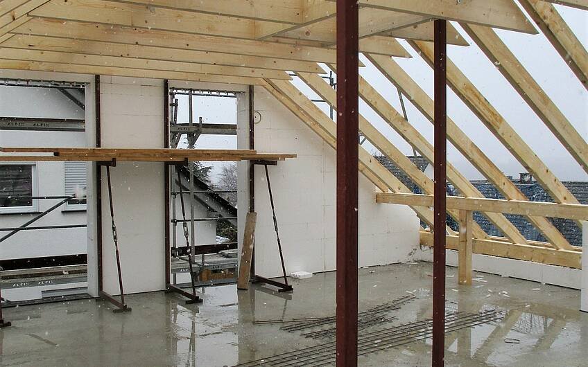 Der Dachstuhl ist das Tragwerk aus Holz, er muss zahlreiche Belastungen aushalten, wie sein Eigengewicht, die Dacheindeckung und vor allem Wind- und Schneelasten. 