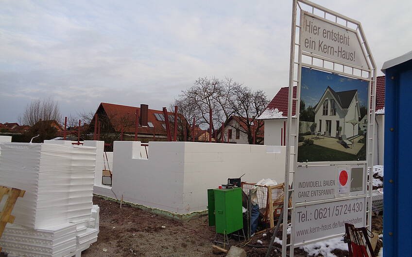 Bau der Erdgeschosswände des frei geplanten Einfamilienhauses von Kern-Haus in Freisbach