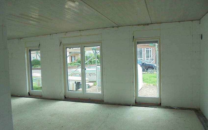 Fenster im Erdgeschoss des individuell geplanten Einfamilienhauses Komfort von Kern-Haus in Neupotz im Rohbauzustand