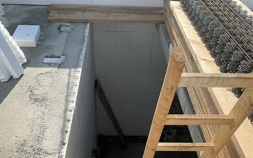 Für die Errichtung des Dachgeschosses wurde die Betondecke verlegt und eine Aussparung der Treppenöffnung berücksichtigt.