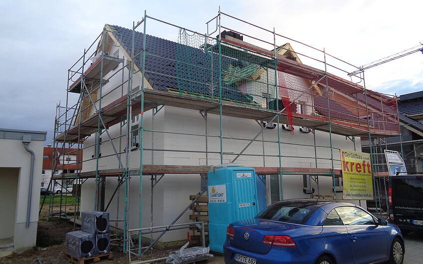 Dacheindeckung des frei geplanten Einfamilienhauses von Kern-Haus in Römerberg