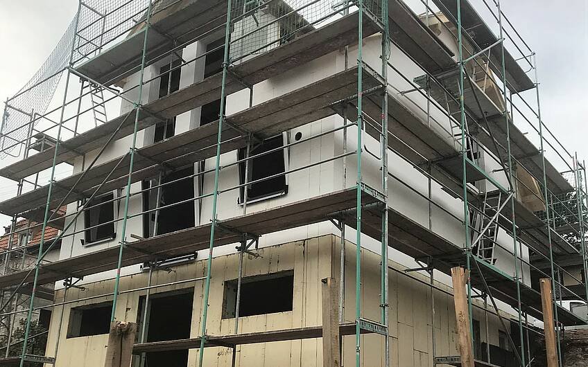 Einbau der Fenster des frei geplanten Familienhauses von Kern-Haus in Marxzell-Burbach