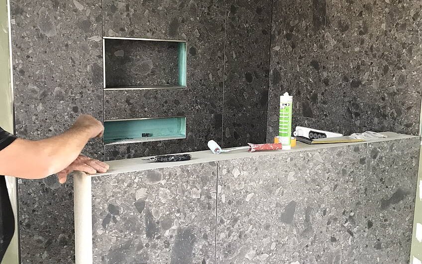 Die Wandfliesen im Duschbereich wurden angebracht.