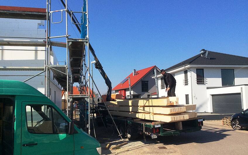 Anlieferung der Dachstuhlelemente für das frei geplante Einfamilienhaus von Kern-Haus in Leimersheim