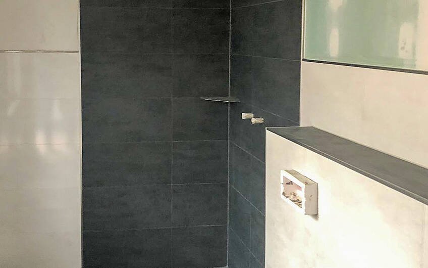 Fliesenspiegel Dusche in Kern-Haus Bad in Halle Dölau