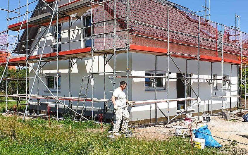 Auftragen Außenputz auf Kern-Haus Familienhaus in Halle Braschwitz