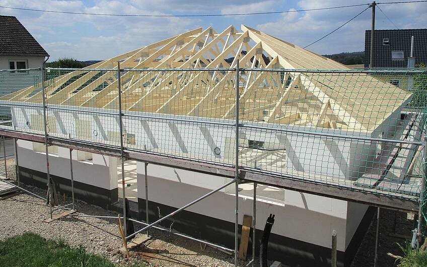 Ein Arbeitsgerüst wurde aufgestellt und sorgt somit für die nötige Sicherheit zur Errichtung des Dachstuhles. 