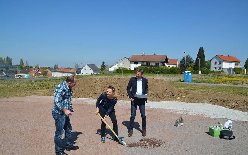 Bauherrin am Graben bei der Grundsteinlegung für das individuell geplante Einfamilienhaus Futura Pult von Kern-Haus in Obrigheim