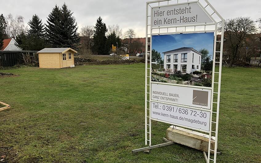 Grundstück in Harzgerode mit Bauschild für ein Kern-Haus