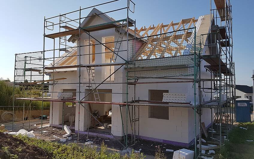 Rohbau des individuell geplanten Einfamilienhauses Esprit von Kern-Haus in Obersülzen mit Dachstuhl