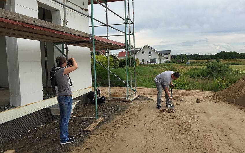 Bauherr am Graben bei der Grundsteinlegung für das individuell geplante Einfamilienhaus Luna von Kern-Haus in Bruchsal