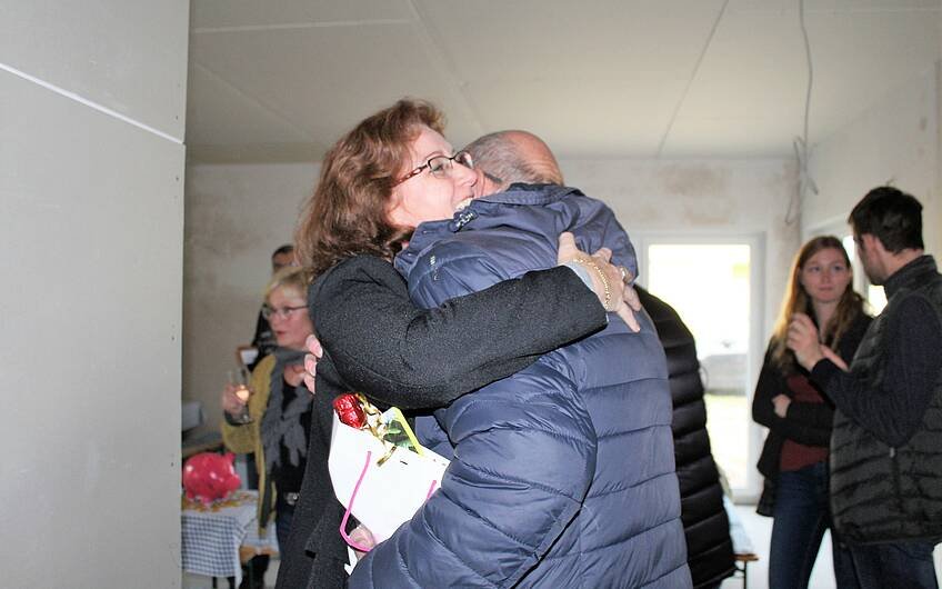 Bauherrin umarmt ihren Gast zur Rohbaubesichtigung in Wolmirstedt