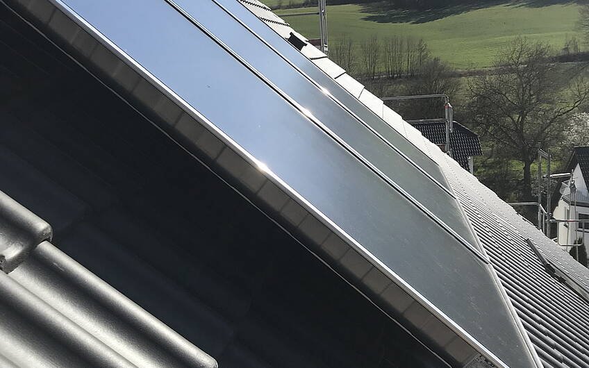 Um das Sonnenlicht optimal zu nutzen, wurden Solarmodule auf dem Dach montiert.
