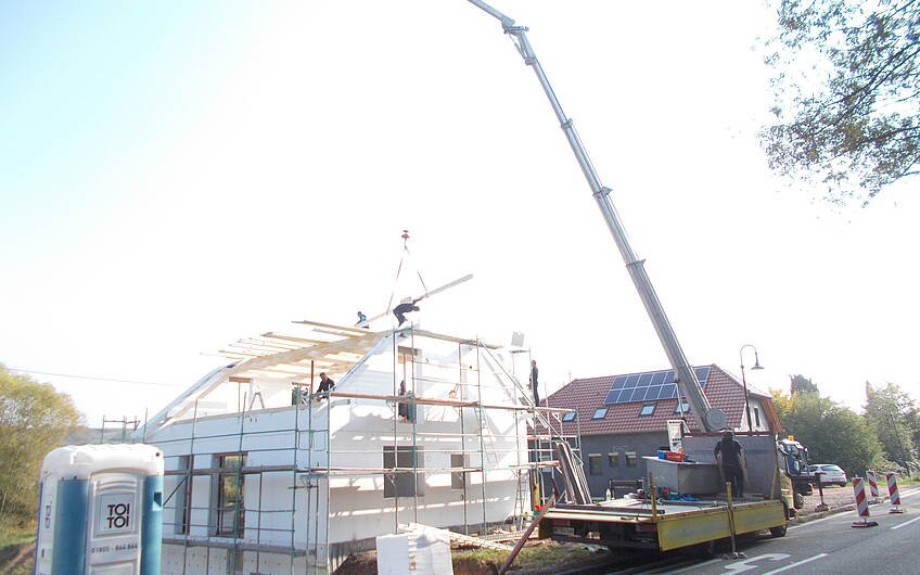 Bau des Dachstuhls des individuell geplanten Einfamilienhauses Luna von Kern-Haus in Albersweiler