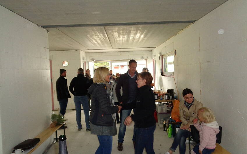 Gäste im Erdgeschoss beim Rohbaufest im frei geplanten Einfamilienhaus von Kern-Haus in Frankenthal