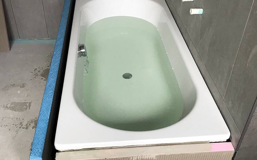 Die Badewanne wurde eingesetzt und wird anschließend verfliest.