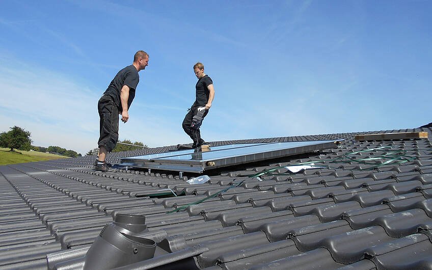 Das Dach wird mit Solarzellen versehen.