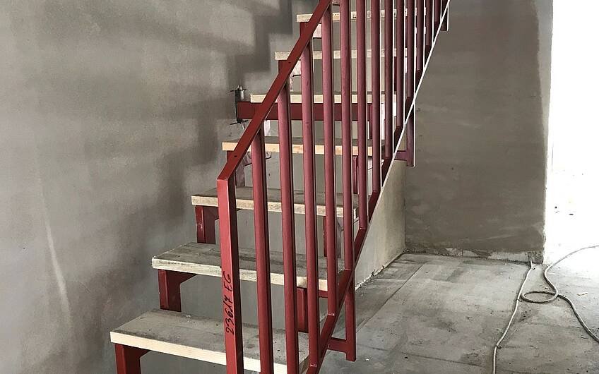 Die Stahlkonstruktion der Treppe wurde montiert und mit Baustufen versehen. Kurz vor dem Einzug wird diese farblich gestrichen und gegen Holzstufen in der gewählten Farbe ausgetauscht.