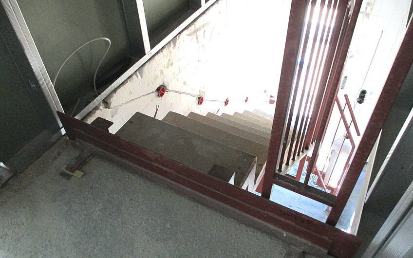 Im Treppenaufgang wurde die Vorinstallation der Spots vorgenommen.