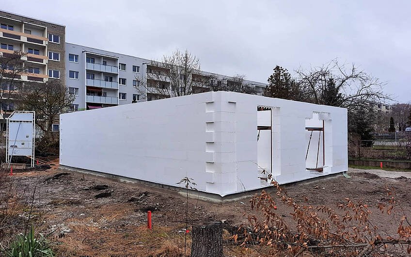 Terrassenansicht des erdgeschossrohbau des Kern-Haus in Halle Ammendorf