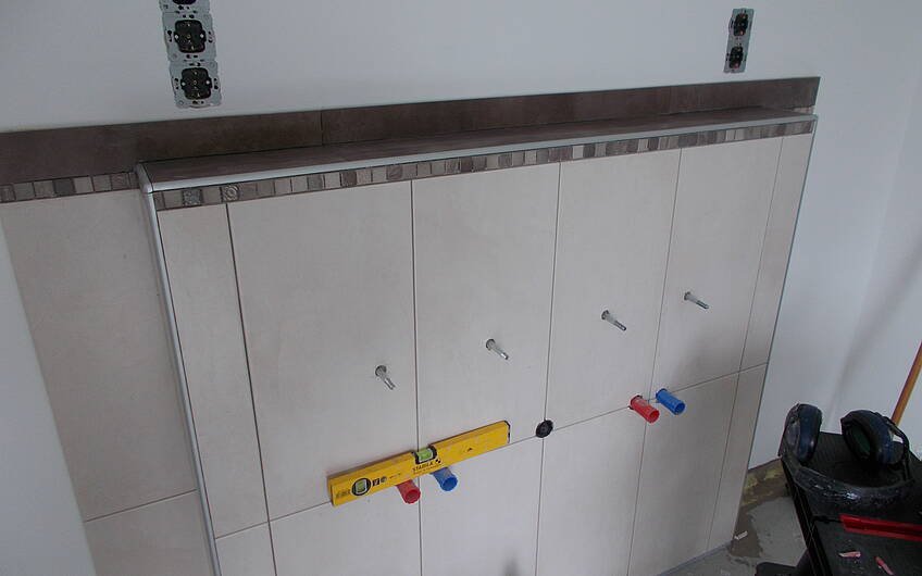Gefliester Waschbeckenbereich im Badezimmer des frei geplanten Einfamilienhauses von Kern-Haus in Römerberg
