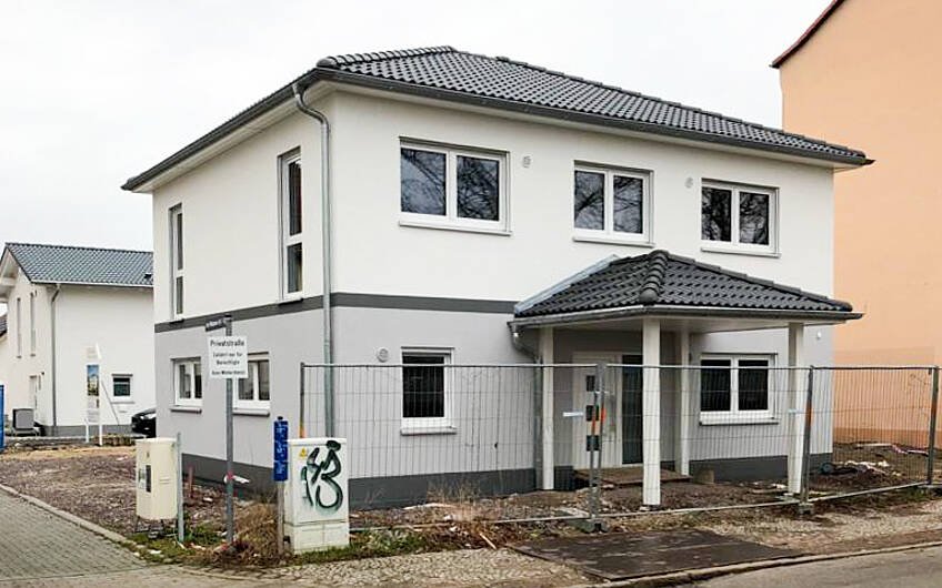 Eingangsseite nach Fertigstellung Kern-Haus Stadtvilla in Halle Ammendorf