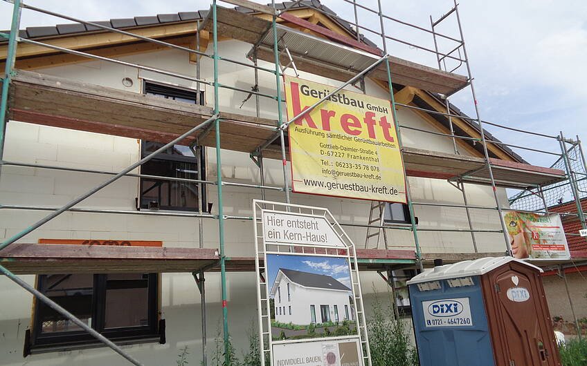 Geschlossener Rohbau des frei geplanten Einfamilienhauses von Kern-Haus in Gönnheim