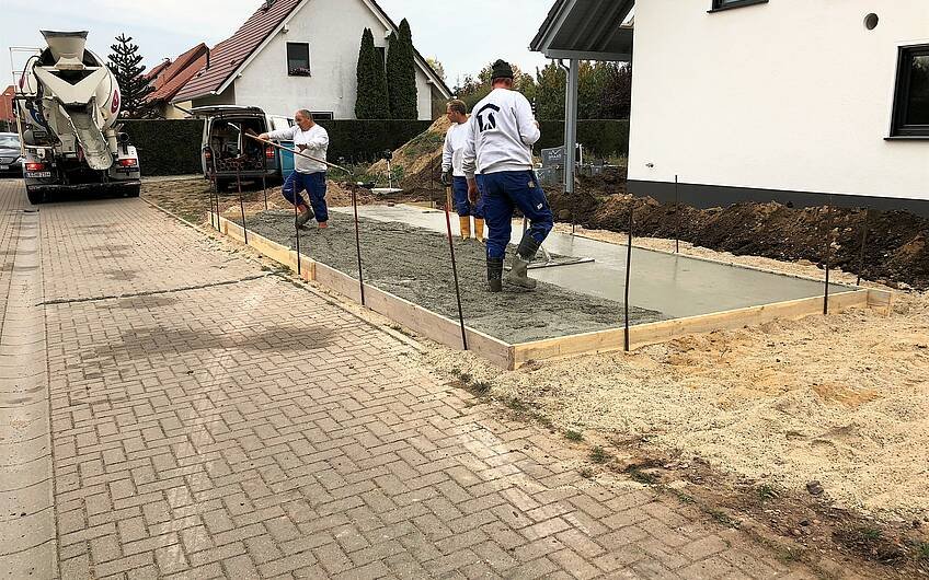 Die Bodenplatte für die Garage entsteht - Kern-Haus Magdeburg