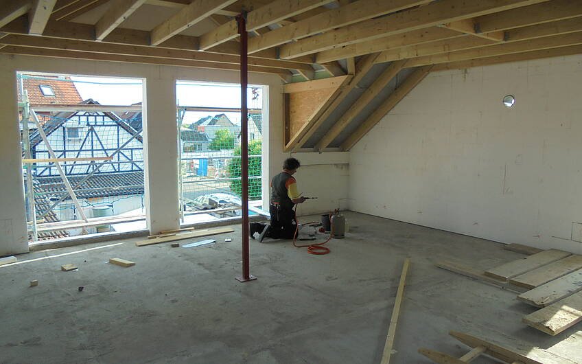 Handwerker im Dachgeschoss des Kern-Hauses Komfort in Linkenheim-Hochstetten
