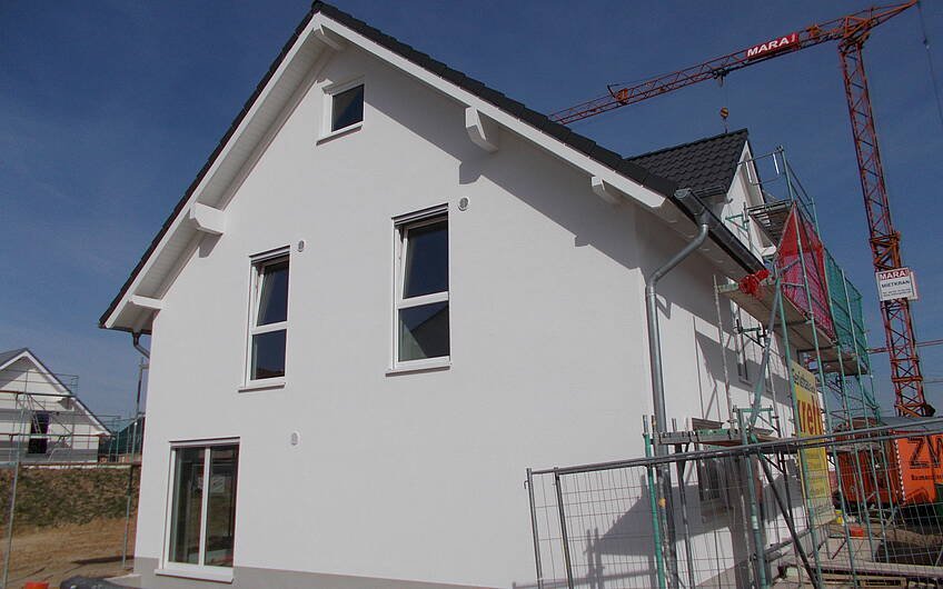 Gerüstabbau am individuell geplanten Einfamilienhaus von Kern-Haus in Römerberg
