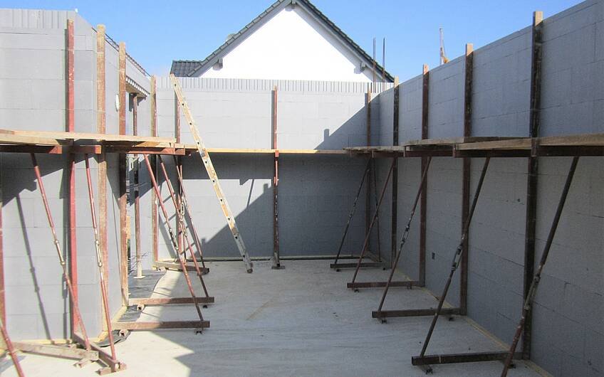 Während der Beton aushärtet, werden die Wände mit Stützen stabilisiert.
