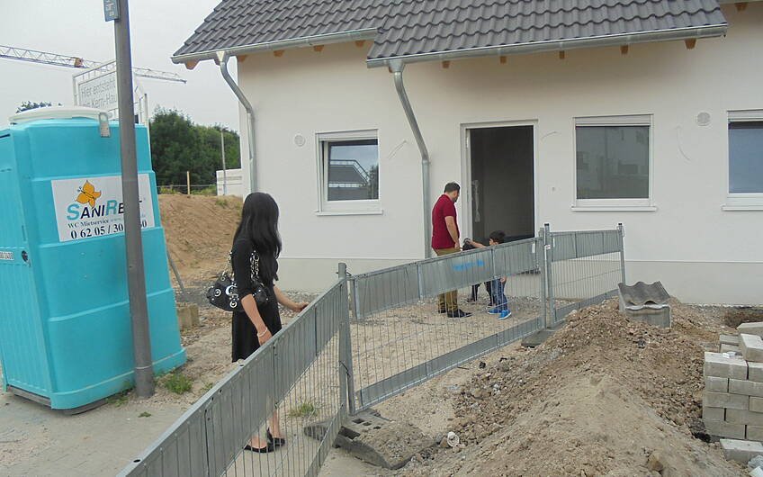 Baufamilie zu Besuch auf der Baustelle des individuell geplanten Einfamilienhauses Luna von Kern-Haus in Ludwigshafen