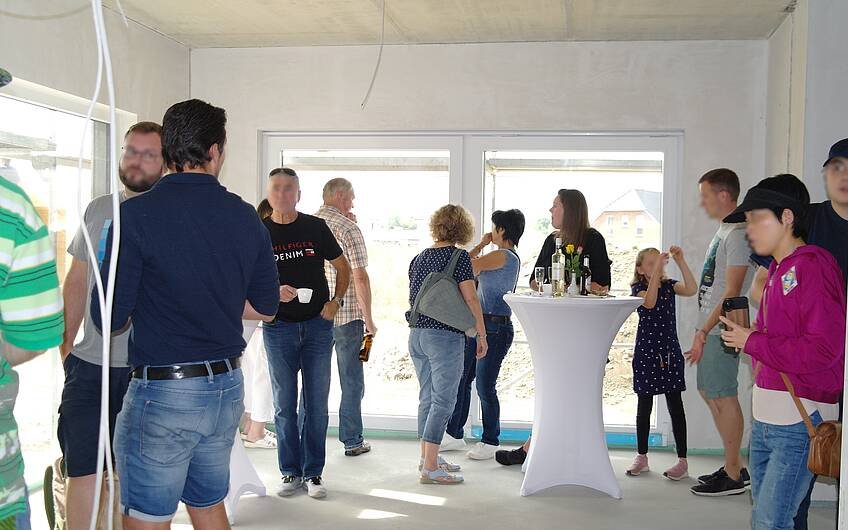 Gäste im Kern-Haus-Rohbau in Magdeburg