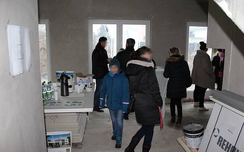 Besucher bei Rohbaubesichtigung in Stadtvilla Signus in Magdeburg