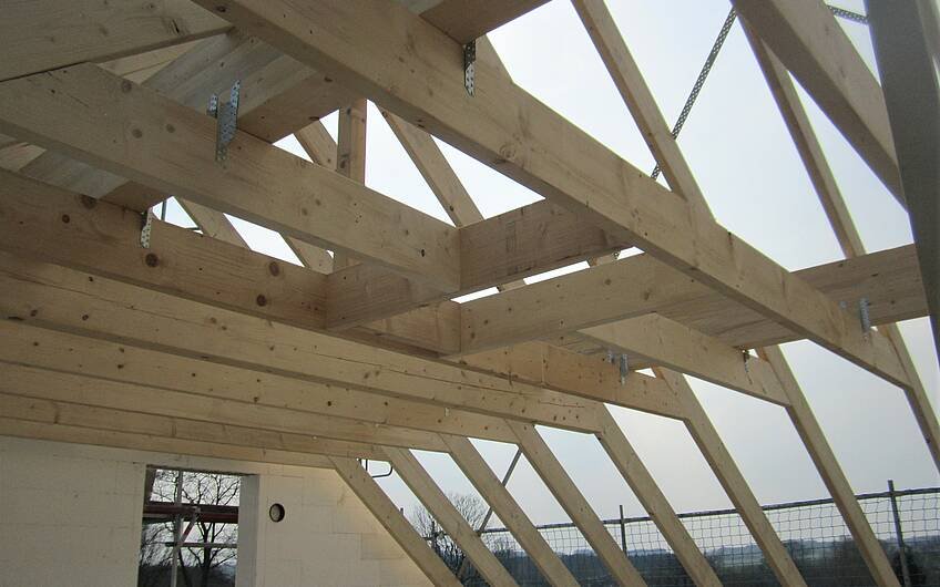 Gemäß den Plänen der Statik wurde der Dachstuhl angefertigt und montiert.