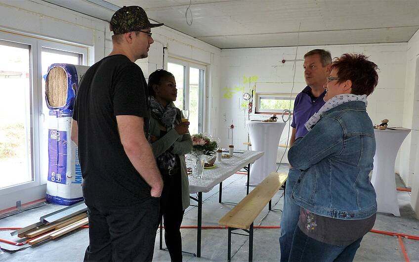Bauherren im Gespräch bei der Rohbaubesichtigung im individuell geplanten Einfamilienhaus Esprit von Kern-Haus in Hohen-Sülzen