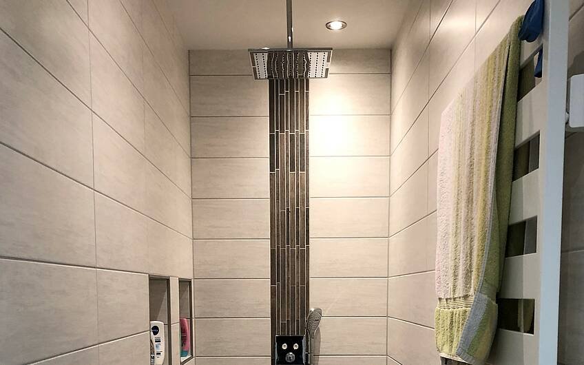 LED oberhalb einer Dusche in einem Kern-Haus in Magdeburg