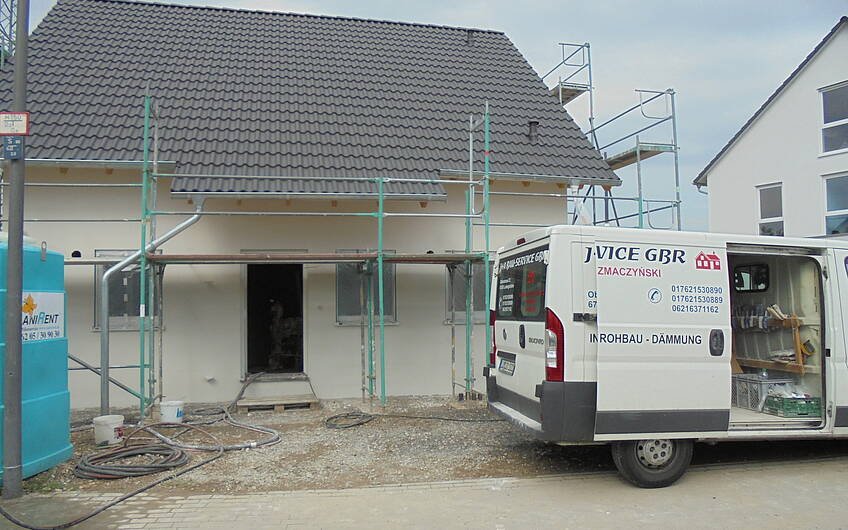 Fertig aufgetragener Unterputz am Hauseingang des individuell geplanten Einfamilienhauses Luna von Kern-Haus in Ludwigshafen