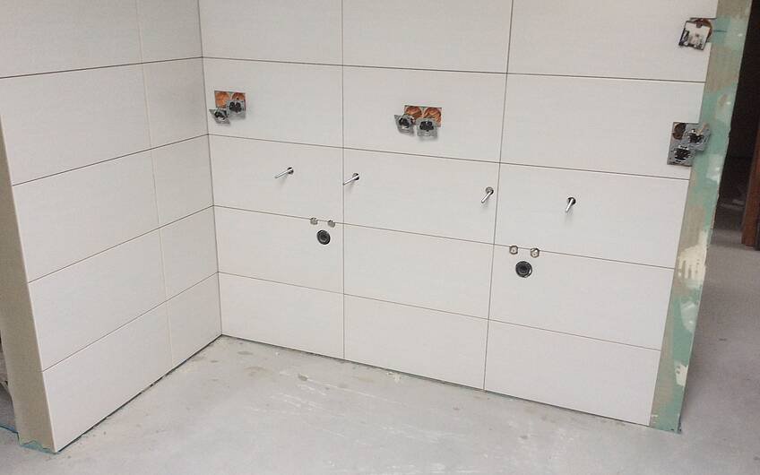 Verlegte Wandfliesen im Badezimmer des frei geplanten Einfamilienhauses von Kern-Haus in Hatzenbühl
