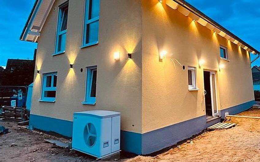 Moderne Heiztechnik: Das Außengerät der Luft-Wasser-Wärmepumpe wurde aufgestellt und bietet den Hausherren die Möglichkeit emissionsfrei zu heizen. Ein Kamin wird nicht mehr benötigt.