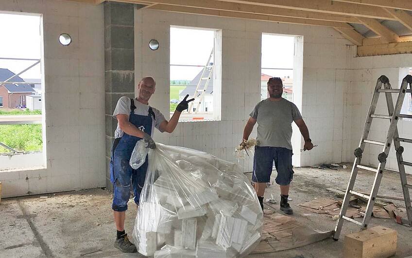 Handwerker räumen die Kern-Haus-Baustelle in Magdeburg auf