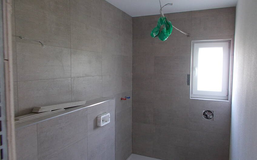 Fertig gefliestes Duschbad im individuell geplanten Einfamilienhaus Signum von Kern-Haus in Einselthum