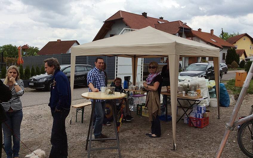 Gäste beim Rohbaufest im frei geplanten Einfamilienhaus von Kern-Haus in Leimersheim