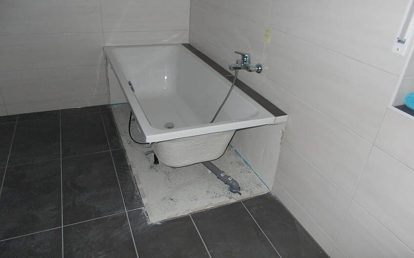 Badewanne ohne Fliesenverkleidung im Badezimmer des individuell geplanten Einfamilienhauses Luna von Kern-Haus in Bruchsal