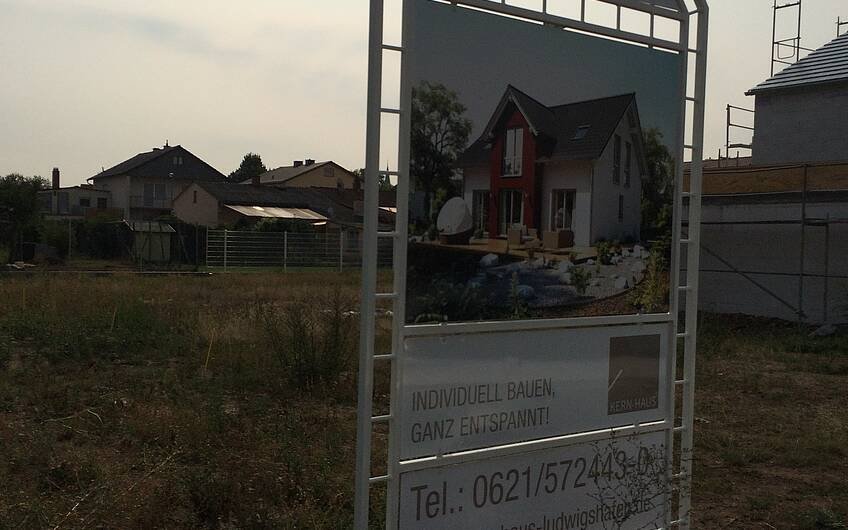 Bauschild am Grundstück für das frei geplante Einfamilienhaus von Kern-Haus in Worms