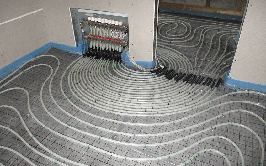 Ein Bauteil der Fußbodenheizung ist der Heizkreisverteiler.