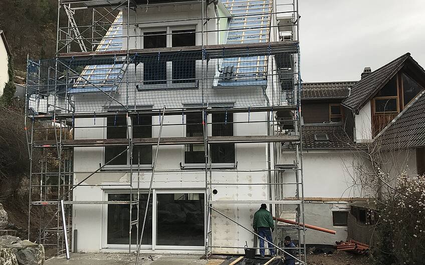 Rohbau der frei geplanten Doppelhaushälfte von Kern-Haus in Weinheim mit eingebauten Fenstern