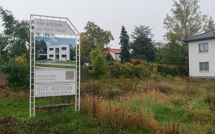 Bauschild auf Grundstück für Kern-Haus in Halle Giebichenstein