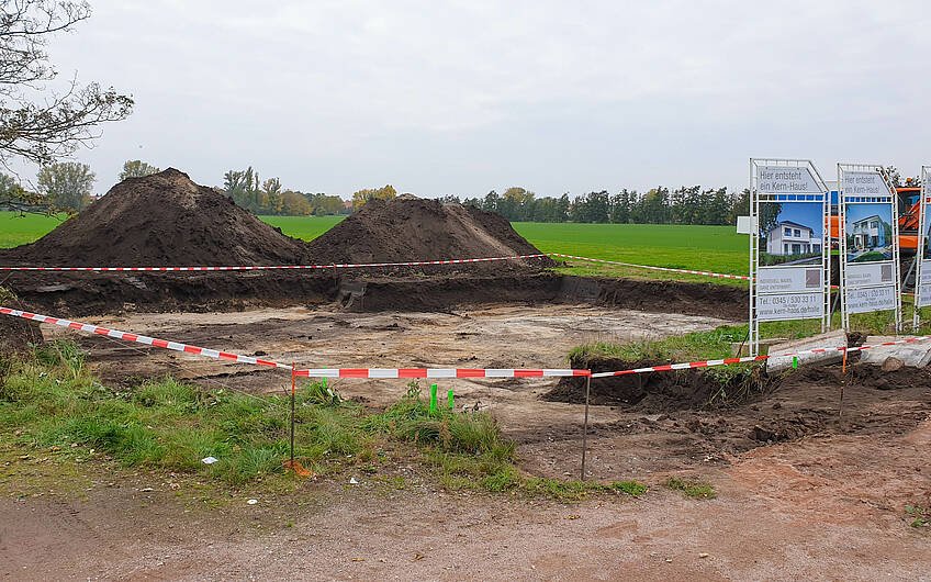 Beginn der Tiefbauarbeiten auf Grundstück für Kern-Haus in Halle Reideburg